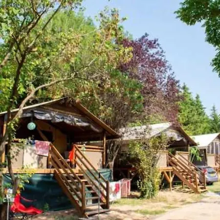 Camping 3 Etoiles - Piscine - Eeebdf キャンプ場
